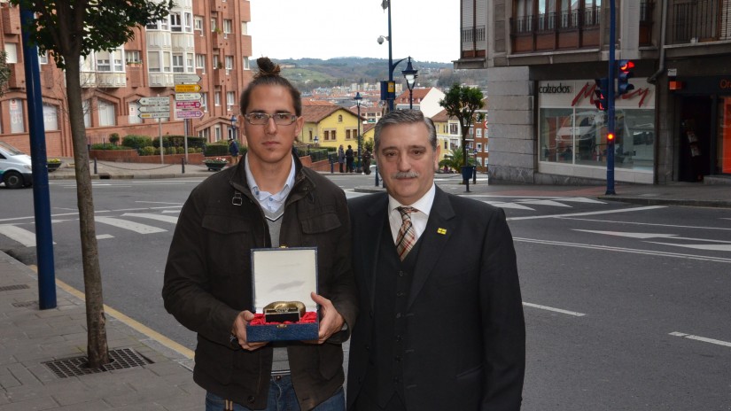 Ekaitz Aurre premiado en la sección de apicultura en la 66 edición de la Feria de Santo Tomás.