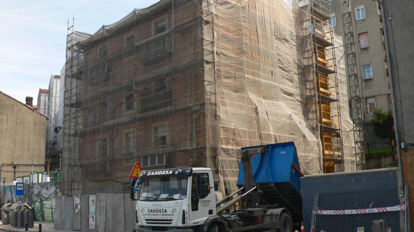Sestao Berri inicia el derribo del número 33 de la calle Txabarri