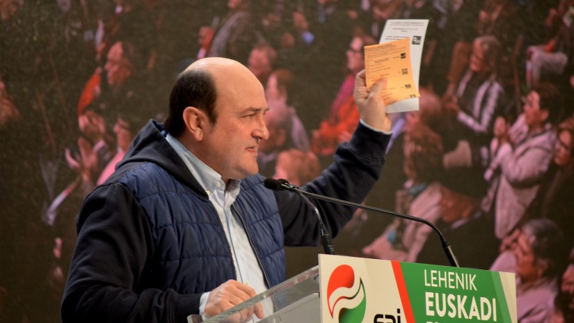 Ortuzar: “Aunque la Moncloa caiga en malas manos, aquí habrá una alternativa que defienda Euskadi, y esa alternativa es la del PNV”