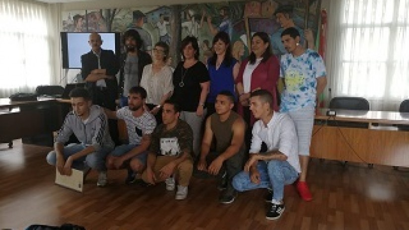 Abanto Zierbena Lan - Un grupo de jóvenes desempleados de Abanto Zierbena embellecen con arte rincones del municipio