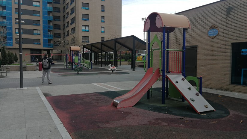 Barakaldo invertirá 214.000 euros en cubrir el parque infantil de la plaza Santiago Herrero, en Lutxana