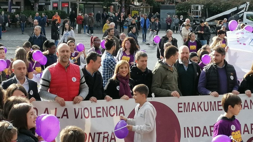 Cerca de un millar de escolares representa su visión de la violencia machista a través de dibujos