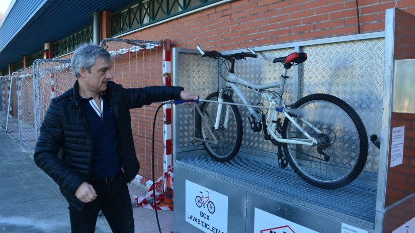 El Ayuntamiento instala un lava-bicicletas en las Instalaciones Deportivas de Galindo