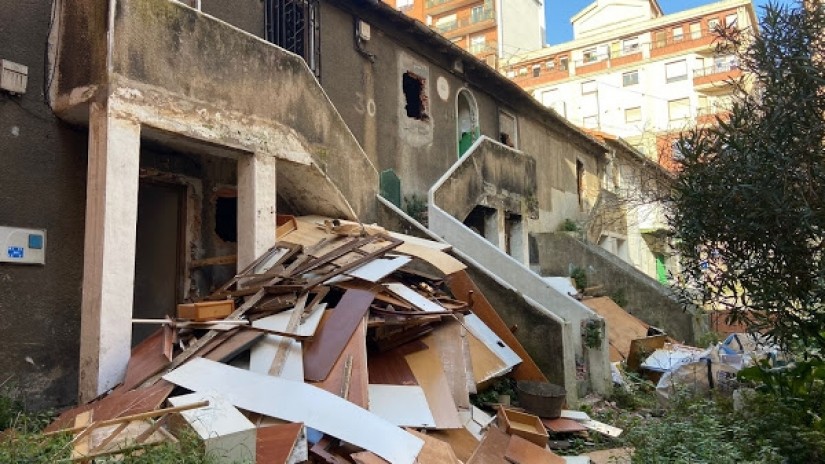 El derribo de tres edificaciones libera un espacio de 300 metros cuadrados en Julián Gayarre