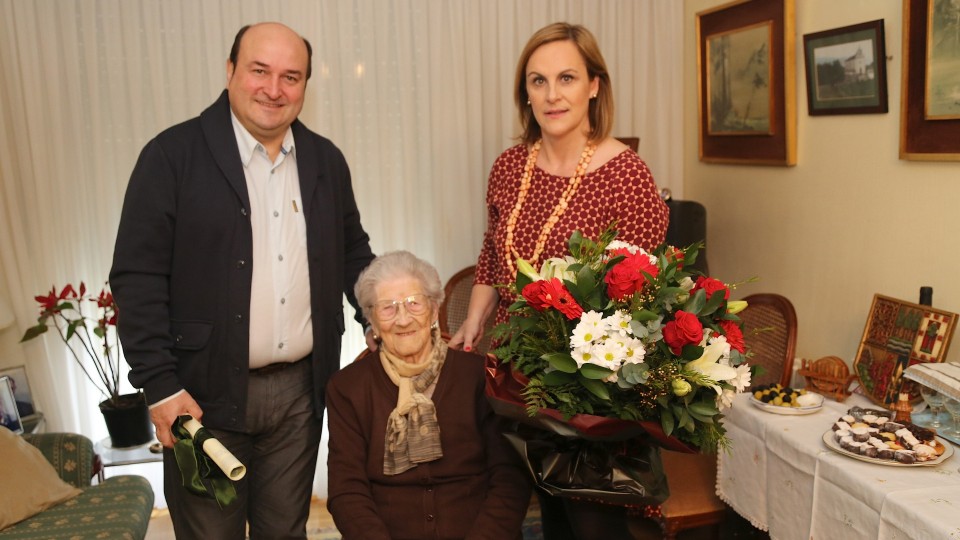 Ortuzar y Atutxa felicitan a Petra Uribe, la alderdikide más veterana, en su 105º cumpeaños